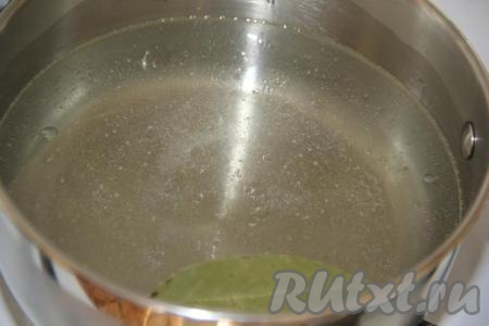 В кастрюлю влить воду и растительное масло, добавить соль, сахар и лавровые листики, поставить на огонь и довести до кипения. Снять с огня, влить уксус, хорошо перемешать получившийся маринад.
