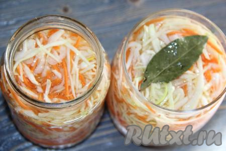 Залить горячим маринадом капусту. Закрыть банки пластмассовыми крышками, оставить при комнатной температуре до полного остывания, а затем убрать в холодильник на 5-6 часов.