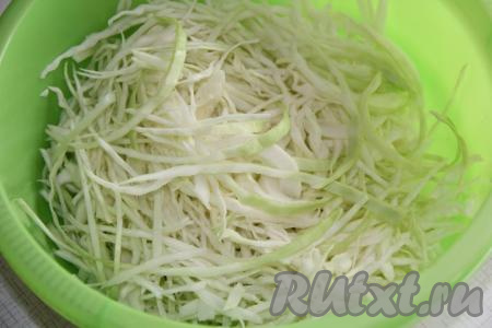 Капусту тонко нашинковать и поместить в большую миску. 