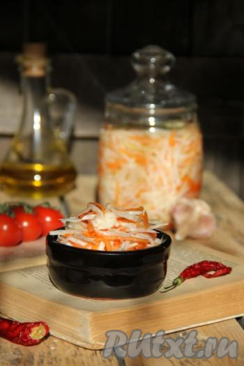 Готовую капусту, маринованную с уксусом и маслом, можно подавать к столу. Она получается в меру острой, хрустящей и вкусной. Такая капустка станет отличным дополнением ко многим блюдам. 