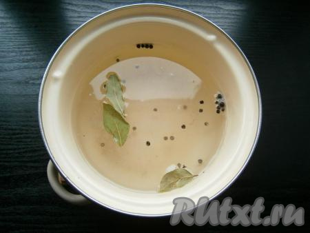 В кастрюлю влить воду, добавить соль, перец горошком черный и душистый, лавровые листья. Довести рассол до кипения, влить уксус. 