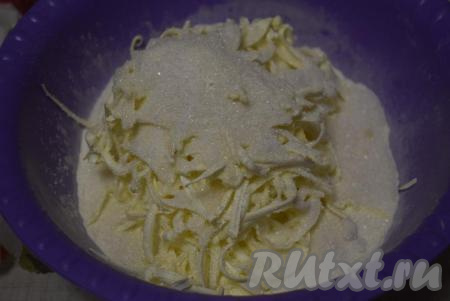 Высыпаем сахар к масляно-мучной смеси, перемешиваем и растираем в крошку наши ингредиенты.