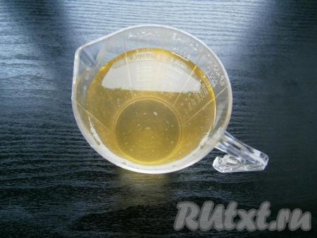 Отмерить нужное количество рассола (у меня из помидоров), подогреть его до теплого состояния (не более 40 градусов, иначе дрожжи могут погибнуть).