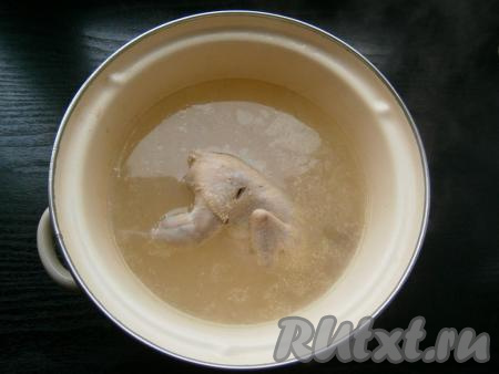 Залить водой, поставить на огонь. Когда вода закипит, убрать пену, воду посолить по вкусу. Варить перепелку на небольшом огне с прикрытой крышкой около 30 минут.