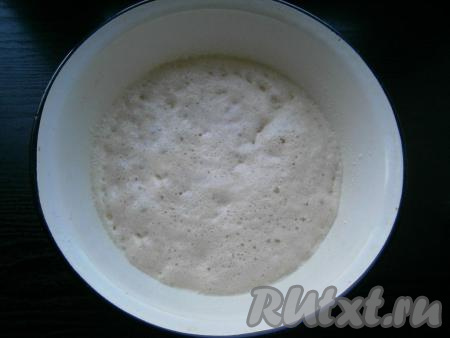 В эту смесь добавить "ожившие" дрожжи.