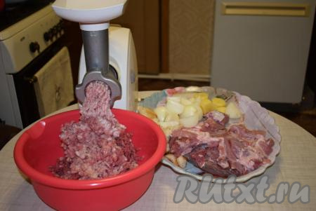 Через мясорубку поочередно пропускаем мясо, лук, картофель и хлеб (перекручивайте, чередуя мясо, овощи и хлеб, чтобы уже на этом этапе они обменивались в фарше своими вкусами и ароматами). Фарш можно пропустить через мясорубку 2 раза, чтобы он стал более однородным и липким.