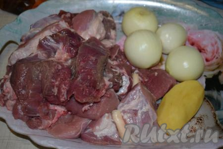 Мясо моем, даем стечь воде, промакиваем бумажными полотенцами и нарезаем на кусочки такого размера, чтобы они свободно проходили в мясорубку. Картофель и лук чистим, нарезаем на небольшие дольки.