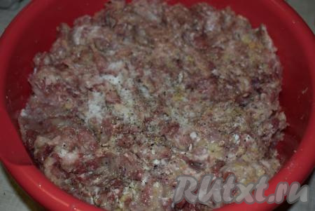 В получившийся фарш добавляем специи, соль и перец по вкусу.