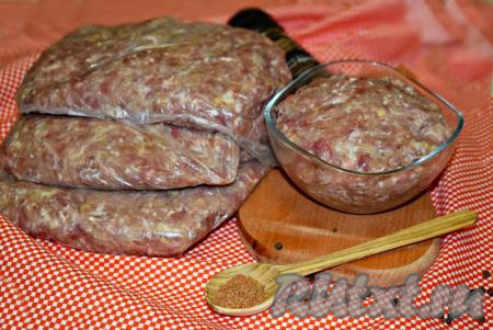 Затем раскладываем подготовленный мясной фарш в обычные полиэтиленовые пакеты. Кладем в пакет столько фарша, сколько потребуется для приготовления того или иного запланированного блюда (например, для приготовления голубцов, запеканки, чебуреков и т.д.). Для удобства на каждом пакете можно написать дату упаковки и название планируемого блюда.