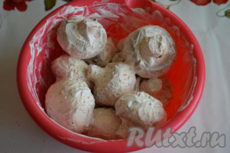 Перемешиваем шампиньоны руками, стараясь, чтобы сметана со специями и солью полностью покрывала каждый гриб.