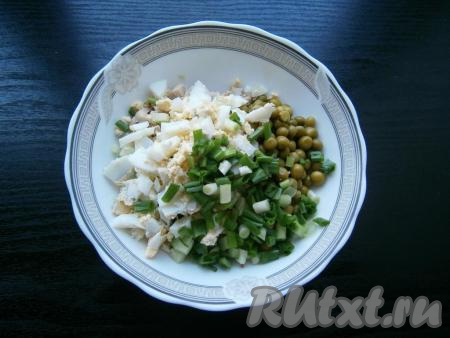 Зелёный лук мелко нарезать и вместе с рубленными вареными яйцами добавить в салат из курицы, огурца, крабовых палочек и горошка.