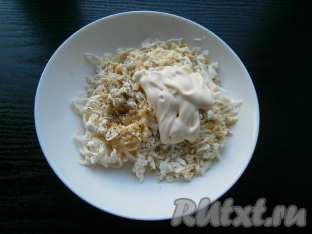 К яйцам и сыру добавить чеснок, пропущенный через пресс, соль, черный свежемолотый перец и майонез.