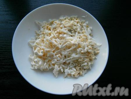 Натереть сыр на крупной терке, на ней же натереть и яйца.