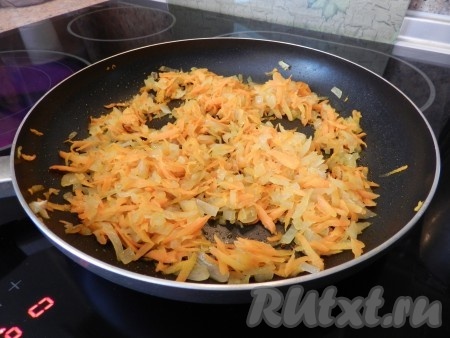 В сковороде разогреть оливковое масло и обжарить лук и морковь.
