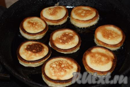 Готовые оладьи снимаем со сковороды и выкладываем на тарелку .