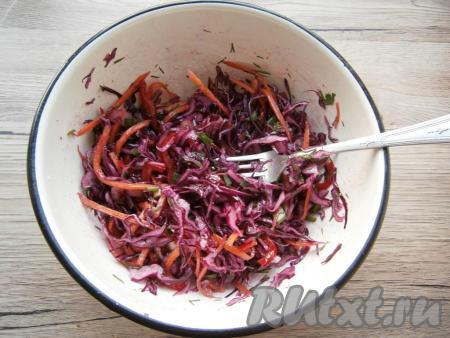 Заправить салат растительным маслом и, если нужно, досолить по вкусу. 