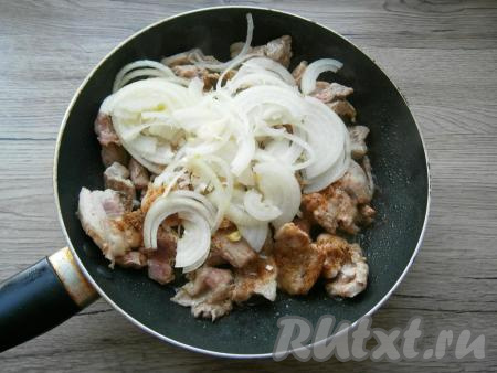 Сковороду разогреть с растительным маслом и выложить кусочки грудинки. Посолить мясо немного, посыпать специями, поперчить. Обжарить на сильном огне до легкой румяности, перемешивая. Далее добавить в сковороду нарезанный тонкими полукольцами репчатый лук.