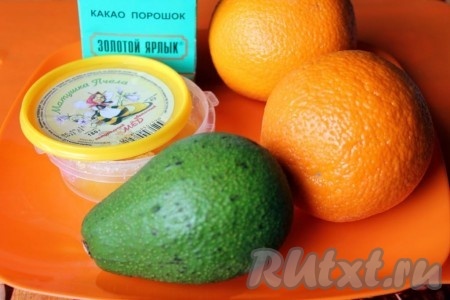 Ингредиенты для десерта из апельсинов с авокадо.