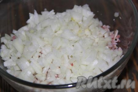 Очистить репчатый лук, мелко нарезать и добавить к колбасе.