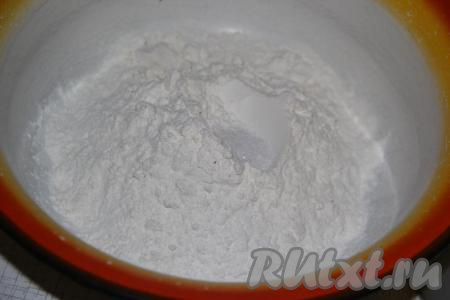 Для приготовления теста просеять в миску муку, всыпать соль.