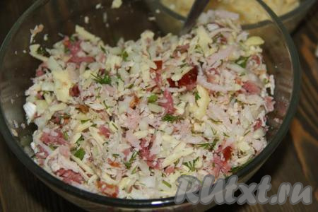 Хорошо перемешать начинку, посолить и поперчить по своему вкусу.