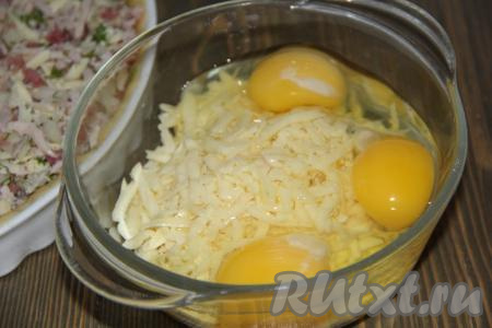 Оставшийся сыр соединить с яйцами.