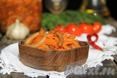 Готовый салат с маринованными опятами и корейской морковью подать к столу порционно или в одном большом салатнике. Хранить салат в холодильнике. Этот закусочный салатик получается очень вкусным и сытным, советую приготовить!