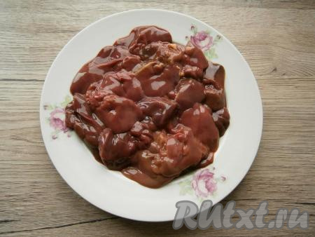 Вымыть куриную печень и разрезать на части.