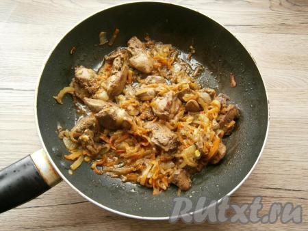 Перемешать куриную печень с луком и морковью, обжарить около 3-4 минут, иногда помешивая. Далее влить бульон и протушить печень под прикрытой крышкой около 10 минут, периодически перемешивая.