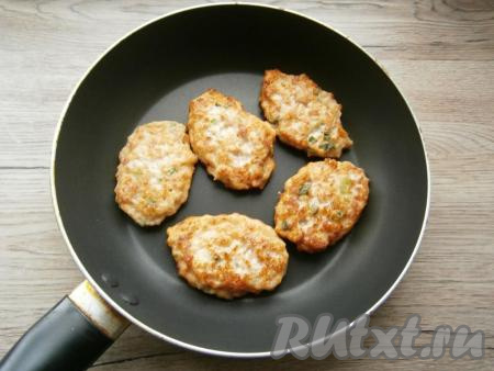 На сковороду влить растительное масло, хорошо разогреть. В разогретое масло выкладывать по 1-1,5 столовых ложки теста, формируя оладушки. Жарить мясные оладьи на среднем огне до румяного цвета с нижней стороны, затем перевернуть, накрыть крышкой и готовить на огне ниже среднего до румяности с другой стороны.&nbsp;&nbsp;