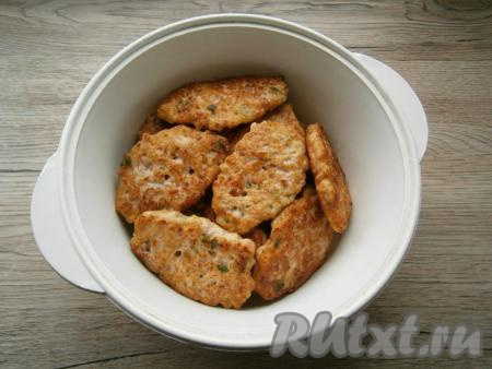 На сковороду налить растительное масло, хорошо разогреть. Столовой ложкой выкладывать тесто, формируя оладушки. Жарить на среднем огне до румяного цвета с двух сторон. Таким образом пожарить все оладьи.