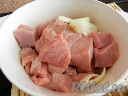 Мясо нарезать кусочками примерно 4х4 см.