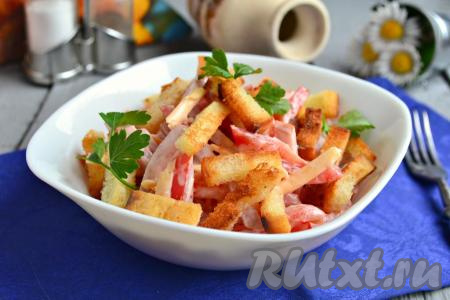 Салат с ветчиной, помидорами и сухариками