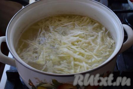 Солим наш будущий борщ по вкусу. К практически готовому картофелю добавляем капусту и провариваем ее с момента закипания около 5-7 минут (если капуста нежная - вполне хватит и 3-4 минут). Капуста в борще не должна стать мягкой и разваренной.