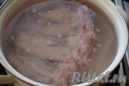 Для начала сварим насыщенный говяжий бульон. Для этого кладем в холодную воду промытое мясо говядины на кости (именно мясо с косточкой дает наваристый и ароматный бульон, который нам нужен).