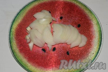 Когда кусочки говядины слегка подрумянятся, закрываем крышку мультиварки и жарим еще, примерно, 20 минут, периодически открывая крышку и помешивая мясо. В процессе жарки весь сок из мяса испарится, в этот момент добавляем к мясу очищенный и нарезанный на полукольца лук.