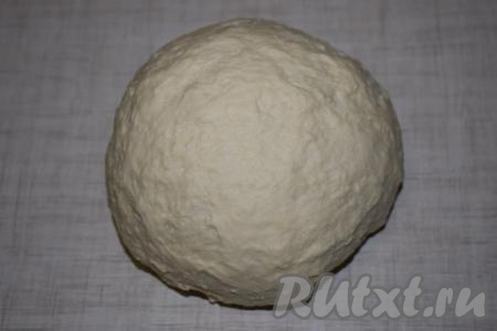 Готовое тесто должно получиться плотным, не липнущим к рукам.