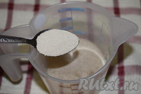 Вначале приготовим опару, для этого в тёплую сыворотку (температура сыворотки не более 40 градусов) насыпаем дрожжи.