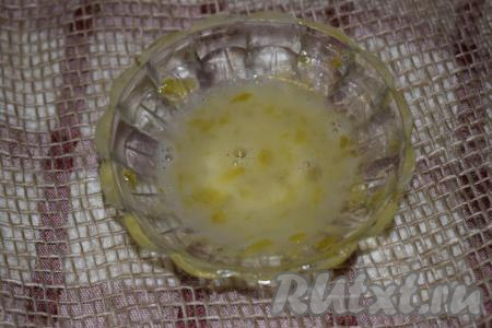  Смазываем хлебушек яйцом, смешанным с 1 столовой ложкой молока.