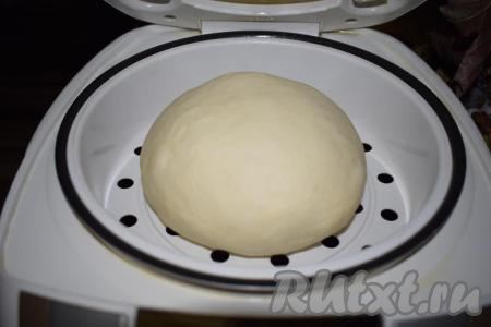 На решетку для приготовления на пару, смазанную растительным маслом, кладу тесто, распределив его по дну решетки. Закрываю крышку мультиварки и даю тесту подойти. 