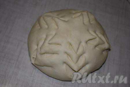 Делаем надрезы друг под другом, примерно, по 3 штуки в каждом ряду (как на фото).
