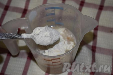 Добавим к опаре 2 чайные ложки муки и перемешаем до однородности.