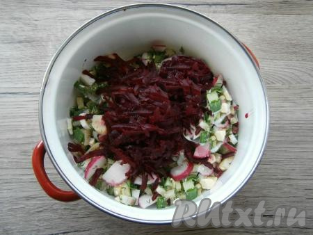 Свеклу натереть на крупной тёрке, добавить её к остальным продуктам.&nbsp;