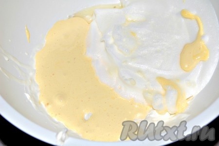 Соединить в одной миске все три массы - взбитые с сахаром желтки, взбитые белки и взбитые сливки. 