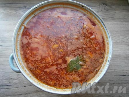 Готовому борщу дать настояться, не накрывая его крышкой, минут 15.