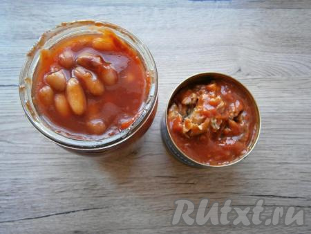 Открыть баночку с фасолью и кильку в томате.
