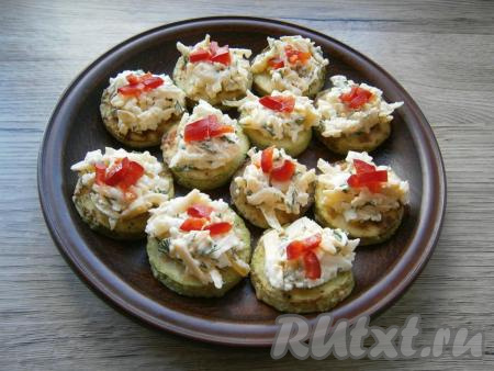 Украсить закуску можно кусочками болгарского перца или зеленью.