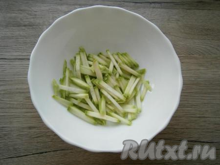 Кабачок (молодой кабачок можно готовить, не очищая кожицу) нарезать тонкой соломкой. Лук, чеснок и морковь очистить, из болгарского перца удалить семена.