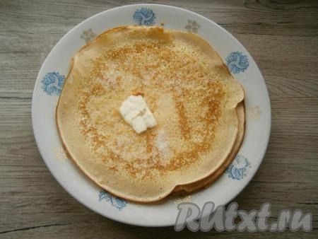 Складывать блинчики стопочкой, каждый смазывая кусочком сливочного масла и посыпая 1 чайной ложкой сахара.