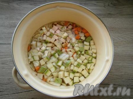 Влить в кастрюлю с нарезанными овощами 1,5 литра воды, поставить на огонь.